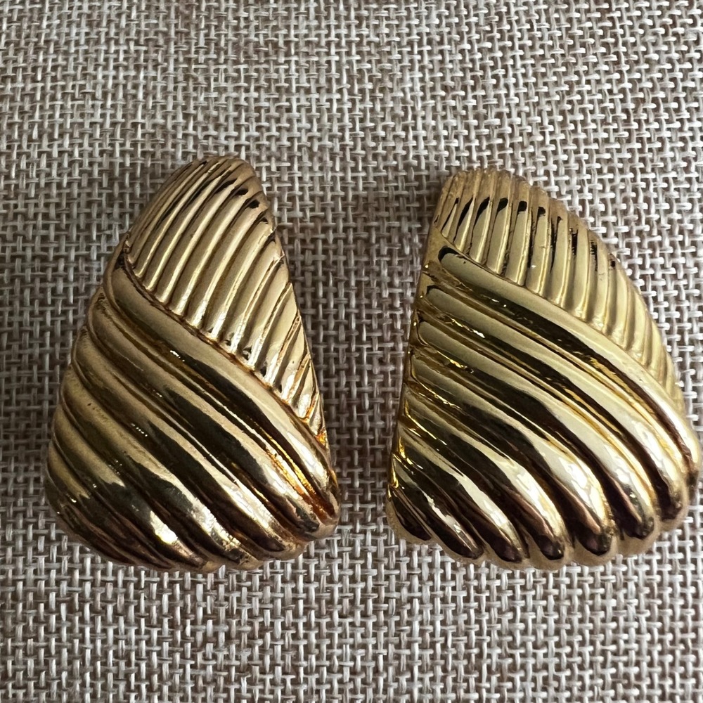 Vintage Chunky Ribbed Gold Tone J Hoop Statement Earrings Large 1.5in Mob Wife